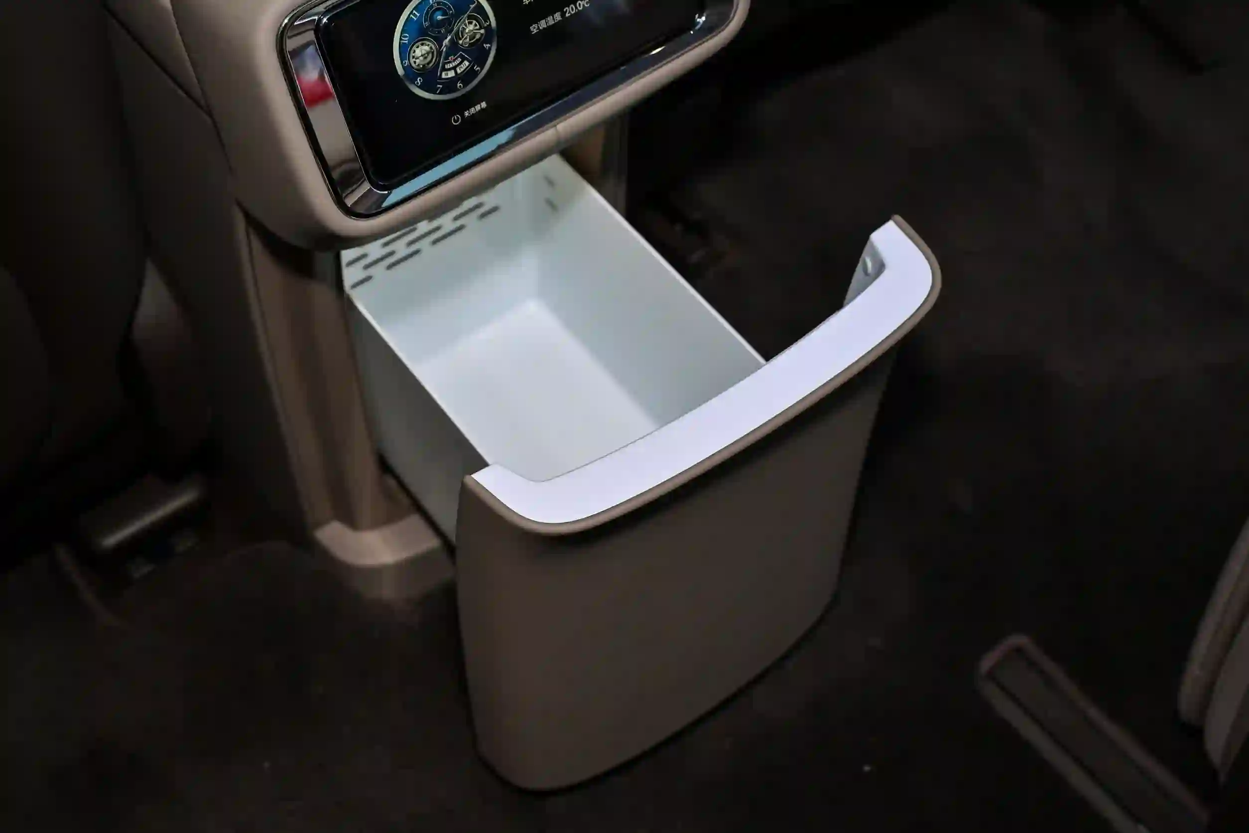 
								2026 AITO M9 Electric 6-seater version full									