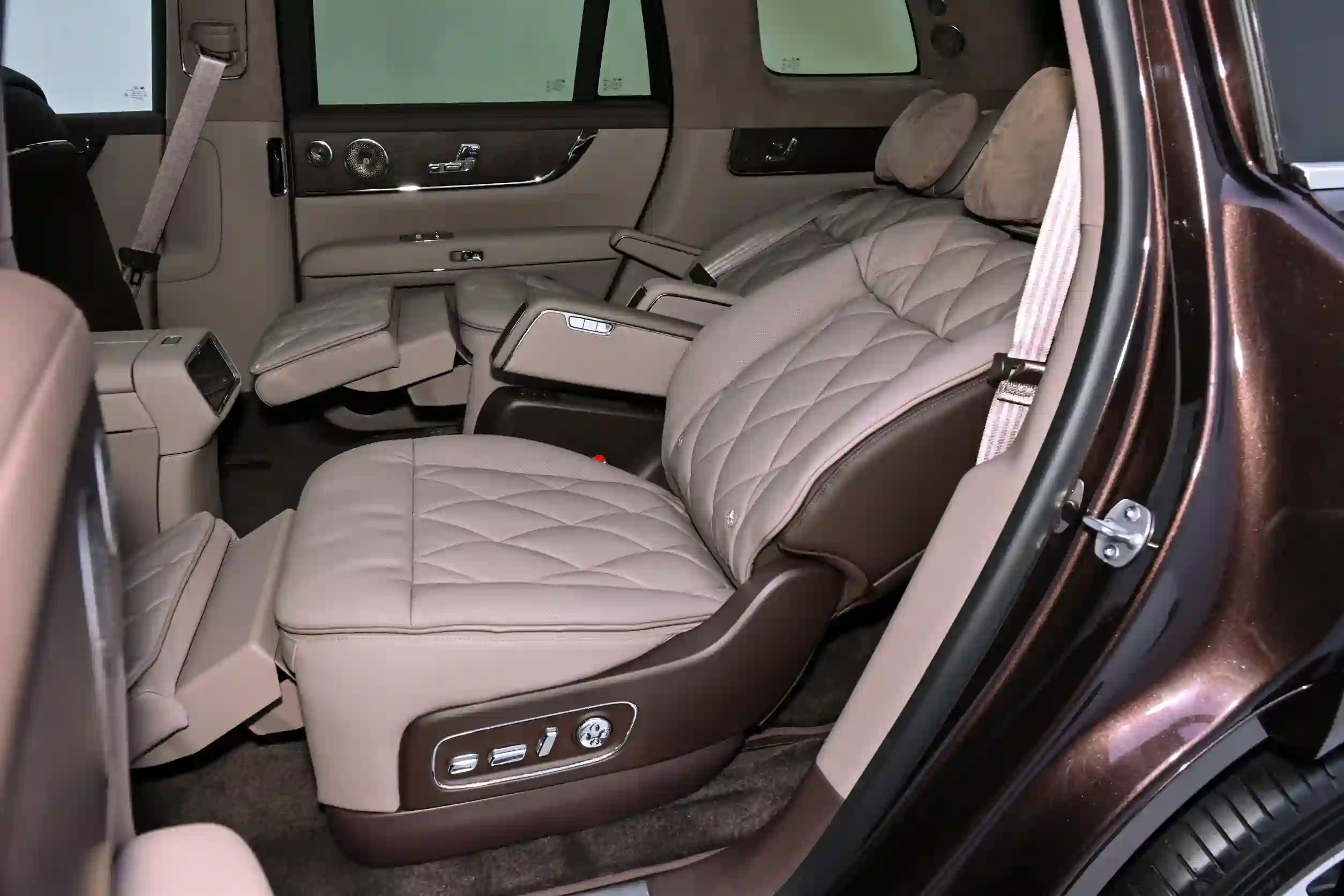 
								2026 AITO M9 Electric 6-seater version full									