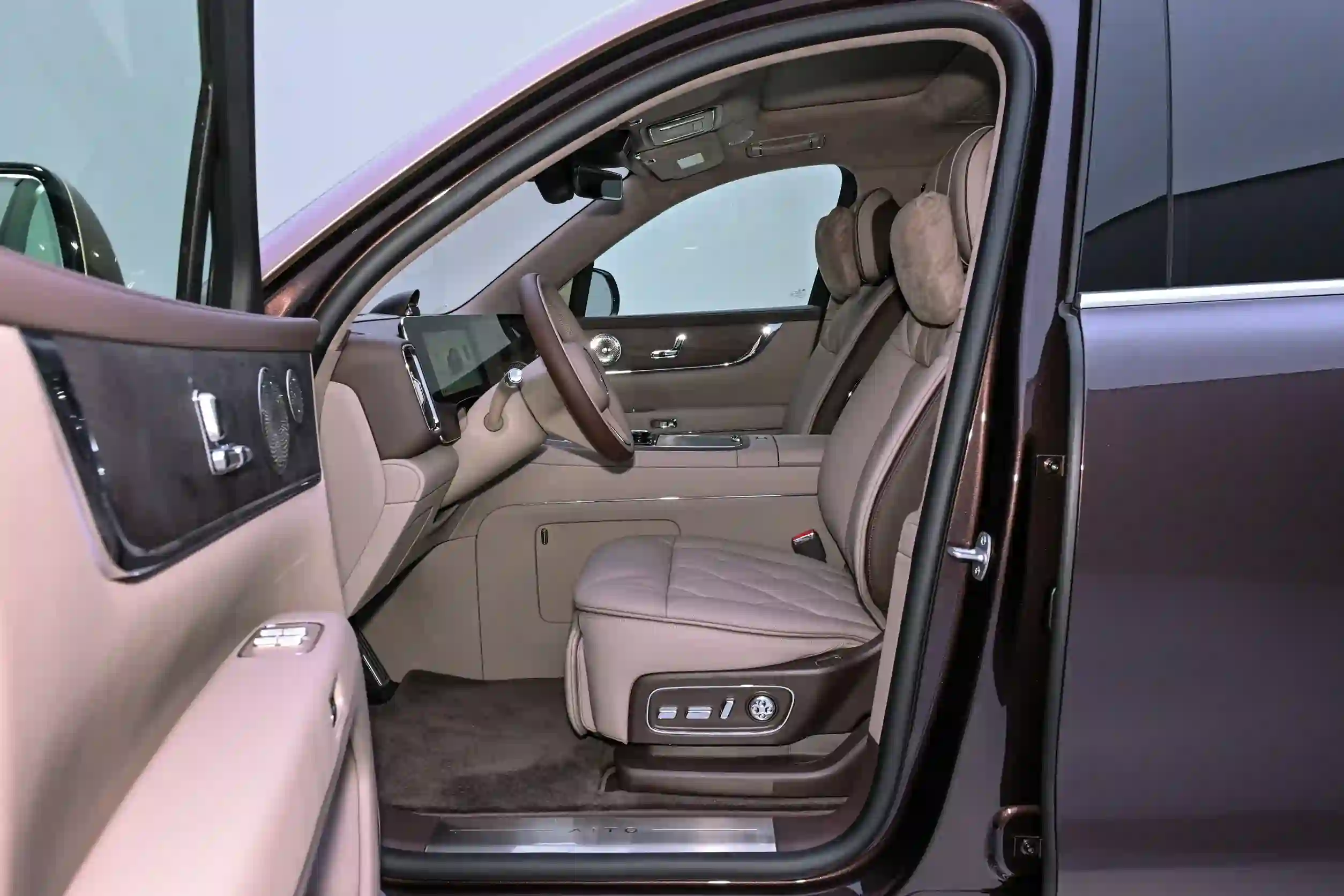 
								2026 AITO M9 Electric 6-seater version full									